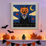 Tableau punch needle chat en costume accroché au mur dans une déco d'Halloween