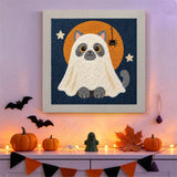 Tableau punch needle chat fantôme accroché au mur dans une déco d'Halloween