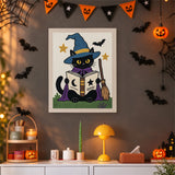 Tableau punch needle chat au grimoire accroché au mur dans une déco d'Halloween