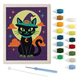 Contenu du kit punch needle chat lune verte : toile sur cadre, aiguilles et fils de laine