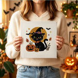 Tableau punch needle chat pleine lune tenu en main pour montrer sa taille