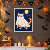 Tableau punch needle chat roux fantôme accroché au mur dans une déco d'Halloween