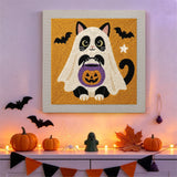 Tableau punch needle chat déguisé en fantôme accroché au mur dans une déco d'Halloween