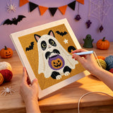 Aiguille en main, broderie punch needle en cours sur la toile du chat noir et blanc