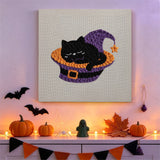 Tableau punch needle chat noir accroché au mur dans une déco d'Halloween