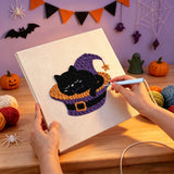 Broderie punch needle en cours sur la toile chat noir au chapeau de sorcière