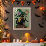 Tableau punch needle chat sur sa souche accroché au mur dans une déco d'Halloween