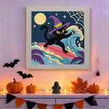 Tableau punch needle chat surfeur accroché au mur dans une déco d'Halloween