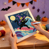 Broderie punch needle en cours, aiguille en main, sur la toile du chat noir et de la vague
