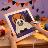Broderie punch needle en cours sur la toile du chat sous son drap blanc