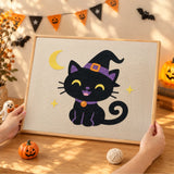 Tableau punch needle chaton rieur terminé tenu en main pour montrer sa taille