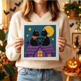 Tableau punch needle chats amoureux tenu en main pour montrer sa taille