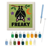 Contenu du kit punch needle chauve-souris : toile sur cadre, aiguilles et fils de laine