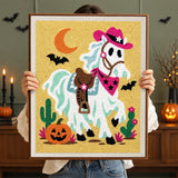 Tableau punch needle cheval fantôme terminé tenu en main pour montrer sa taille