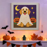 Tableau punch needle chien fantôme accroché au mur dans une déco d'Halloween
