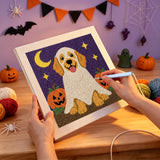 Broderie punch needle en cours, aiguille en main, sur la toile du chien sous son drap