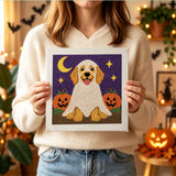 Tableau punch needle chien fantôme tenu en main pour montrer sa taille