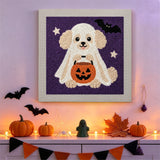 Tableau punch needle chiot fantôme accroché au mur dans une déco d'Halloween