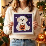 Tableau punch needle chiot fantôme tenu en main pour montrer sa taille