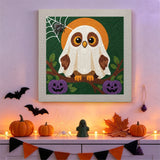 Tableau punch needle chouette fantôme accroché au mur dans une déco d'Halloween