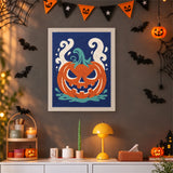 Tableau punch needle citrouille-lanterne et volutes de fumée accroché au mur dans une déco d'Halloween