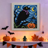 Tableau punch needle corbeau au nœud violet accroché au mur dans une déco d'Halloween