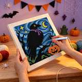 Aiguille en main, broderie punch needle en cours sur la toile du corbeau noir
