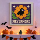 Tableau punch needle corbeau sur fleur orange accroché au mur dans une déco d'Halloween