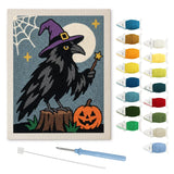 Contenu du kit punch needle corbeau sorcier : toile sur cadre, aiguilles et fils de laine