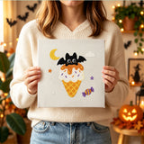 Tableau punch needle cornet gaufré tenu en main pour montrer sa taille