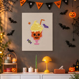 Tableau punch needle coupe gourmande à la chantilly accroché au mur dans une déco d'Halloween