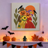 Tableau punch needle duo d'épouvantails accroché au mur dans une déco d'Halloween