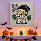 Tableau punch needle crâne au bonnet accroché au mur dans une déco d'Halloween