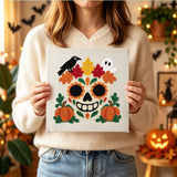 Tableau punch needle crâne d'automne terminé tenu en main pour montrer sa taille