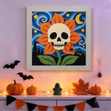 Tableau punch needle fleur crâne accroché au mur dans une déco d'Halloween