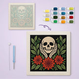 Toile imprimée numérotée à côté du tableau punch needle crâne aux dahlias terminé