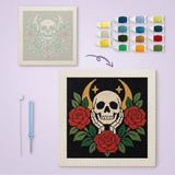 Toile imprimée numérotée et tableau punch needle crâne aux roses terminé