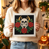 Tableau punch needle crâne et roses tenu à la main pour voir sa taille