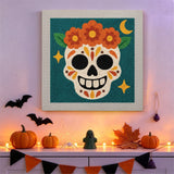 Tableau punch needle crâne fleuri accroché au mur dans une déco d'Halloween