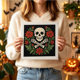 Tableau punch needle tête de mort fleurie tenu en main pour montrer sa taille