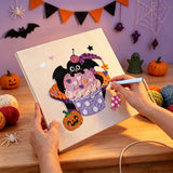 Broderie punch needle en cours, aiguille en main, sur la toile du cupcake rose à la chauve-souris