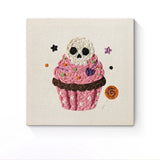 Punch Needle Halloween Cupcake Crâne : tableau brodé terminé sur son cadre