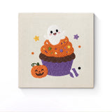 Punch Needle Halloween Cupcake Fantôme : tableau brodé terminé sur son cadre