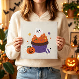 Tableau punch needle cupcake fantôme tenu en main pour montrer sa taille