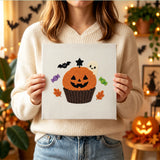 Tableau punch needle cupcake potiron tenu en main pour montrer sa taille