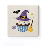 Punch Needle Halloween Cupcake Sorcière : tableau brodé terminé sur son cadre
