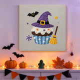 Tableau punch needle cupcake sorcière accroché au mur dans une déco d'Halloween