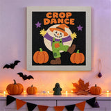 Tableau punch needle épouvantail qui danse accroché au mur dans une déco d'Halloween