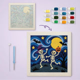 Toile imprimée numérotée à côté du tableau punch needle danse macabre terminé