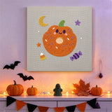 Tableau punch needle donut citrouille accroché au mur dans une déco d'Halloween